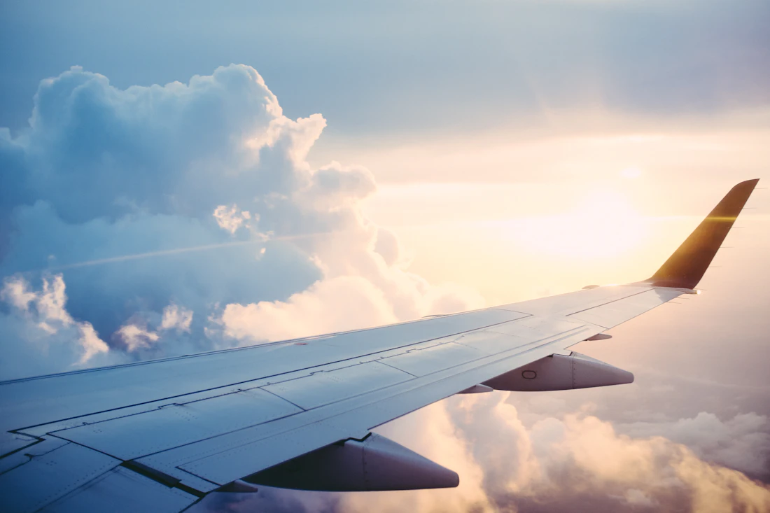 雲の上を飛ぶ飛行機の翼
